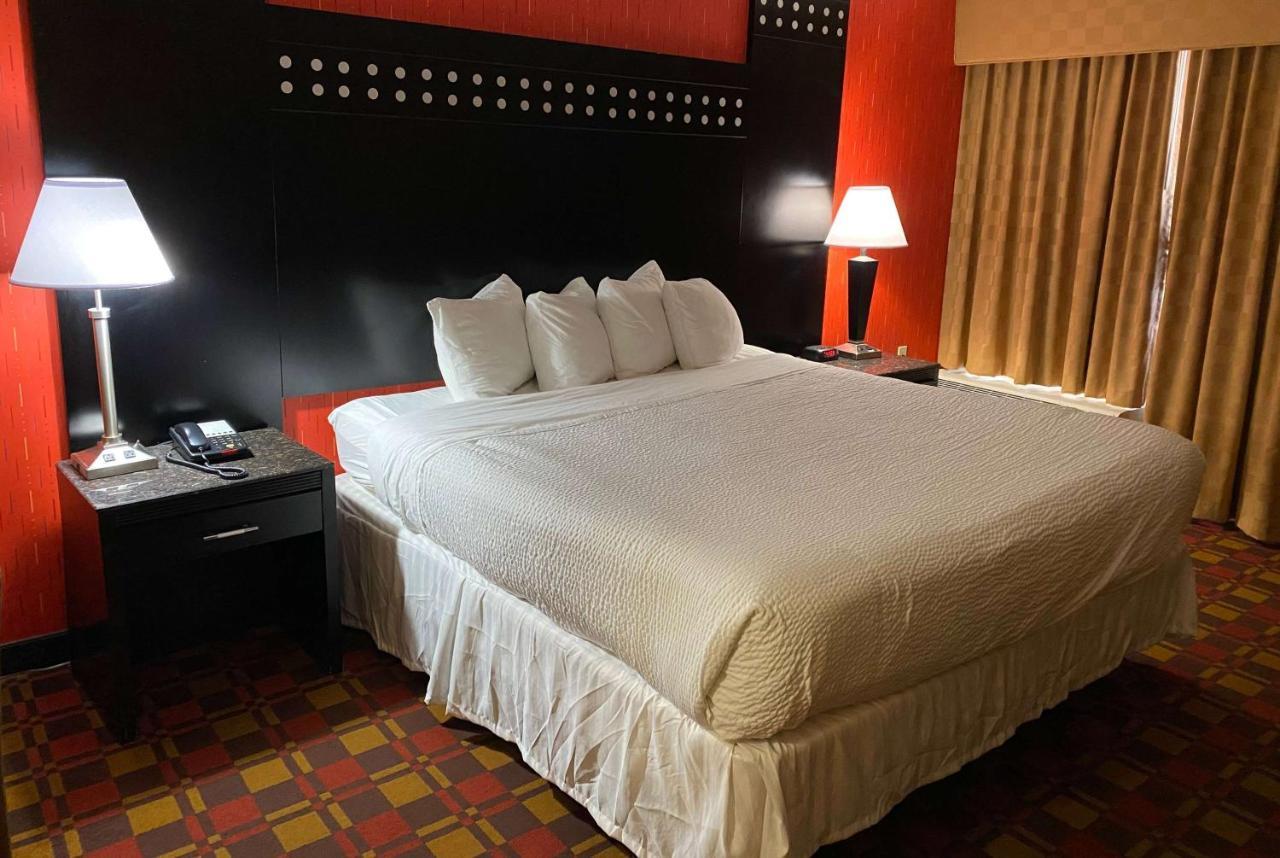 Ramada By Wyndham Rochelle Park Near Paramus Exterior foto