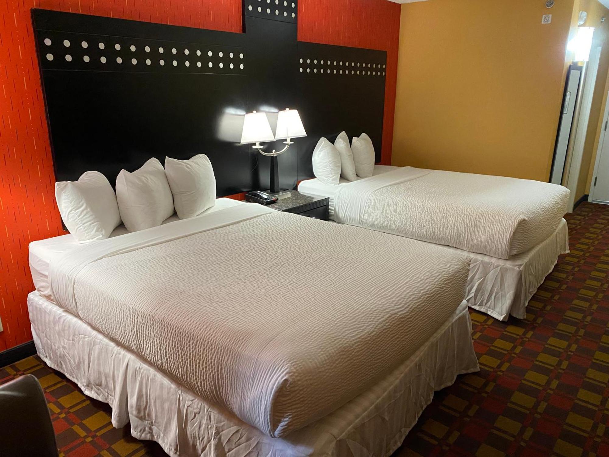 Ramada By Wyndham Rochelle Park Near Paramus Exterior foto